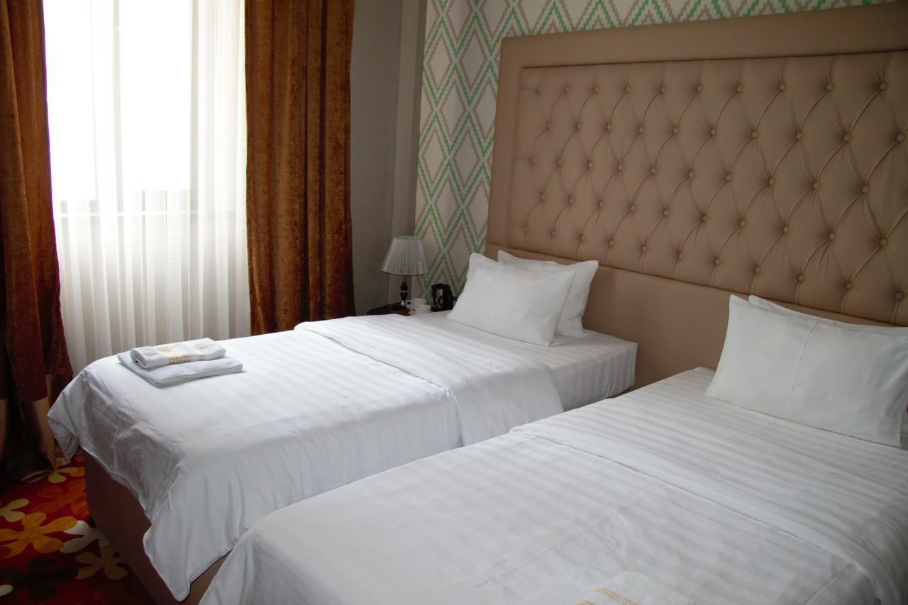 Deluxe Plaza Hotel Almaty Exterior photo